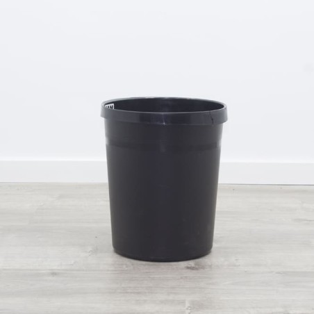 Papelera negra de plástico