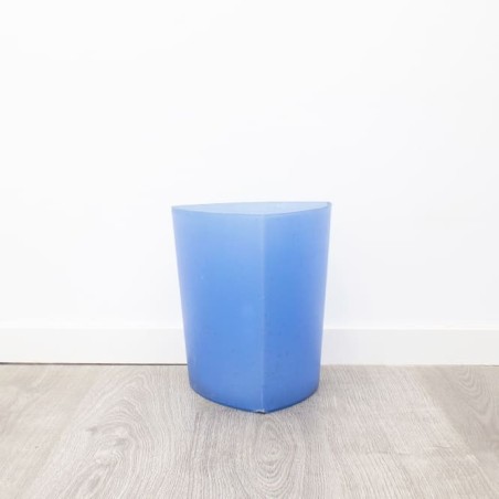 Papelera triangular azul de plástico