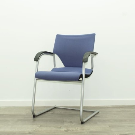 Silla confidente azul base patín con brazos
