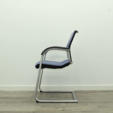 Silla confidente azul base patín con brazos