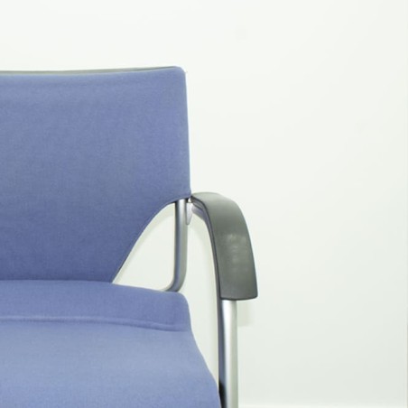 Silla confidente azul base patín con brazos