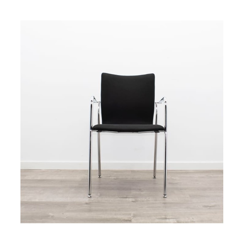 Silla confidente en negro con estructura cromada