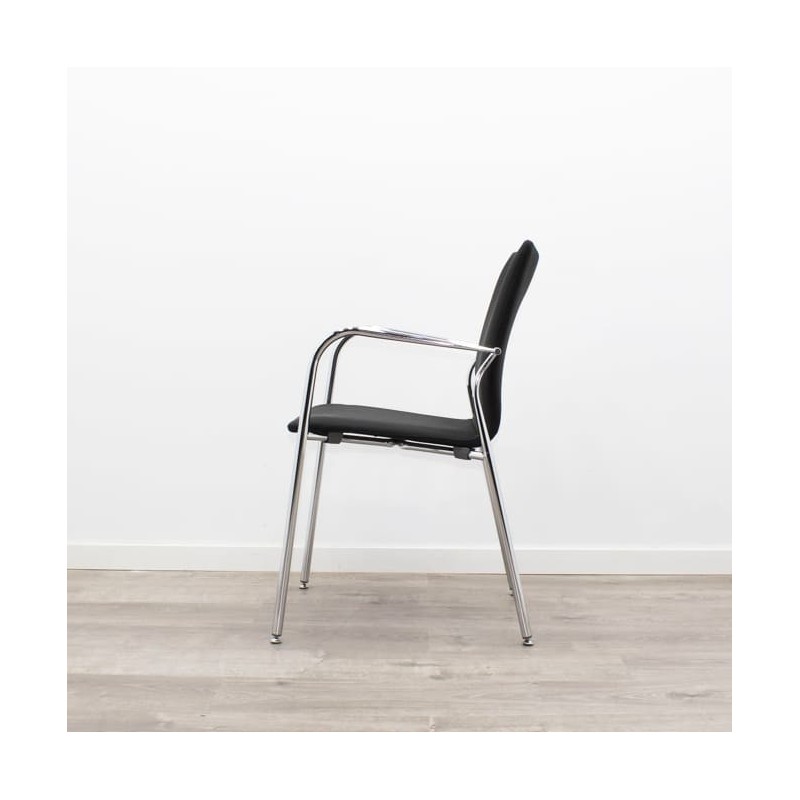 Silla confidente en negro con estructura cromada