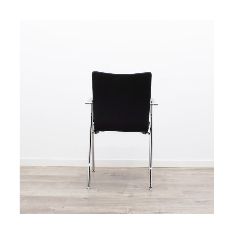 Silla confidente en negro con estructura cromada