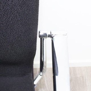 Silla confidente en negro con estructura cromada