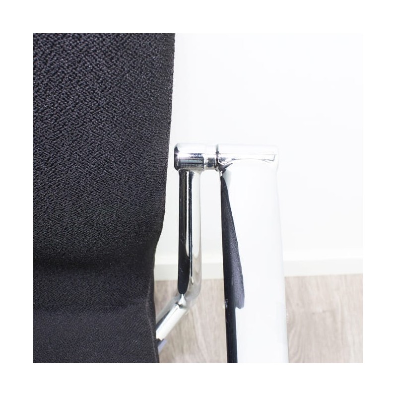 Silla confidente en negro con estructura cromada