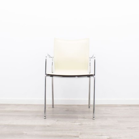 Silla confidente asiento cuero beige y patas cromadas