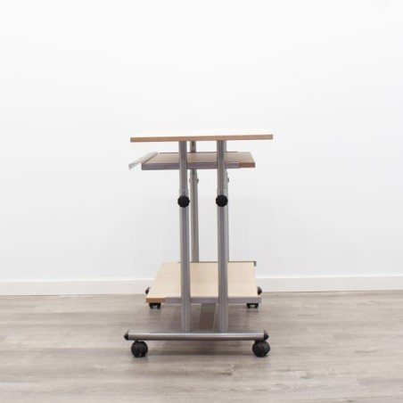 Mesa auxiliar de ordenador con ruedas en melamina maple