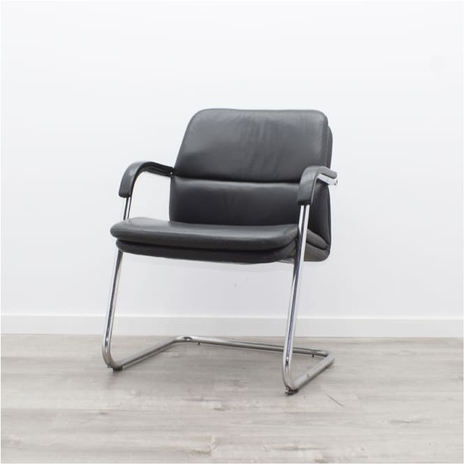 Silla confidente en piel con brazos y base patín