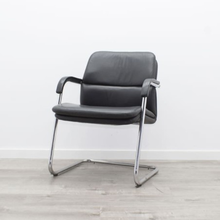Silla confidente en piel con brazos y base patín