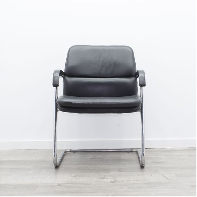 Silla confidente en piel con brazos y base patín