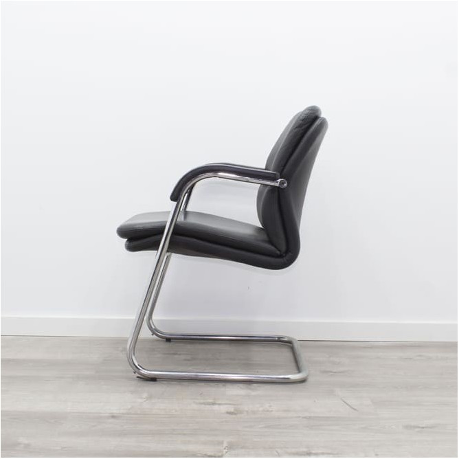 Silla confidente en piel con brazos y base patín