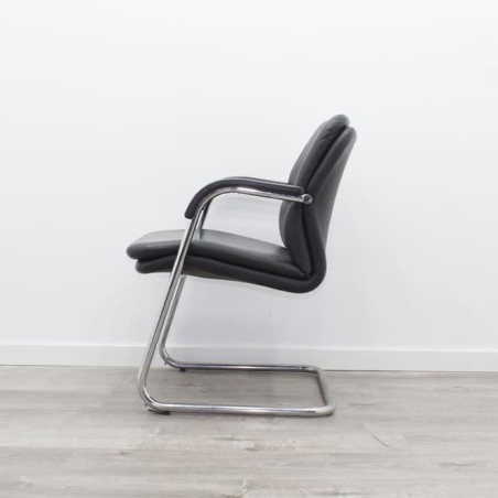 Silla confidente en piel con brazos y base patín