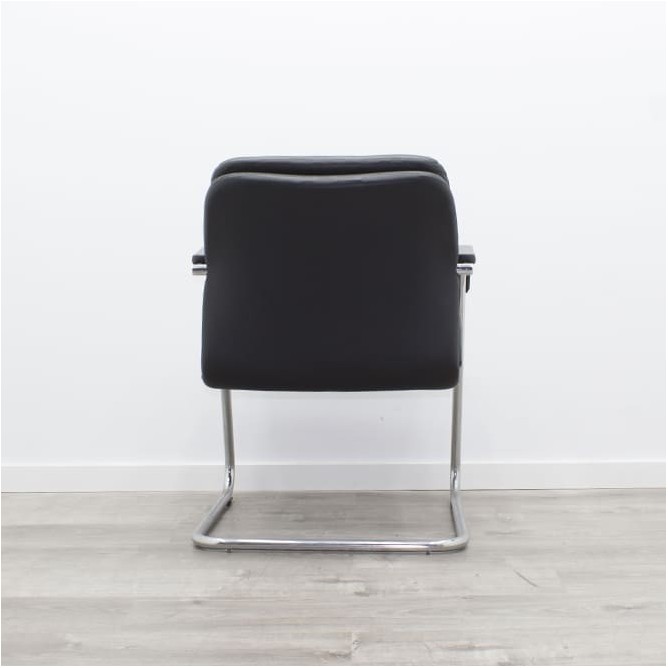 Silla confidente en piel con brazos y base patín