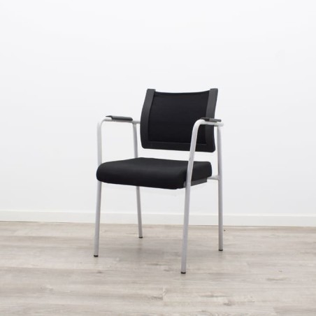Silla confidente negra con respaldo malla negra