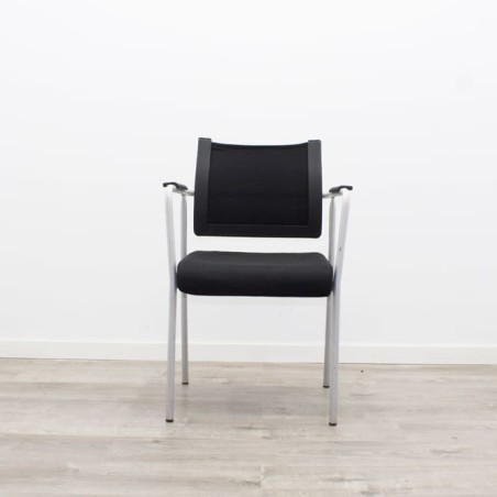 Silla confidente negra con respaldo malla negra