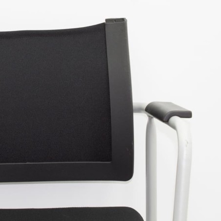 Silla confidente negra con respaldo malla negra