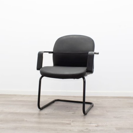 Silla confidente en napel negro con brazos y base patín