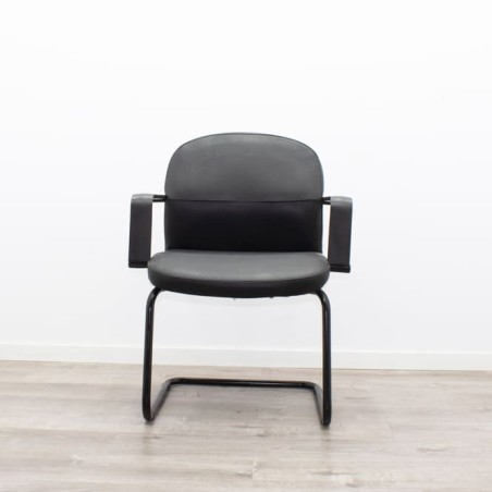 Silla confidente en napel negro con brazos y base patín