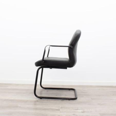 Silla confidente en napel negro con brazos y base patín