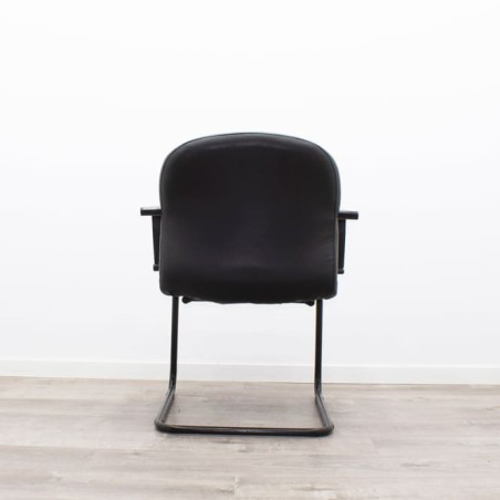 Silla confidente en napel negro con brazos y base patín