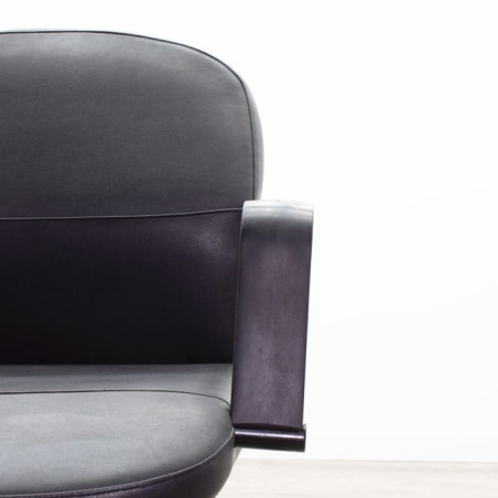 Silla confidente en napel negro con brazos y base patín