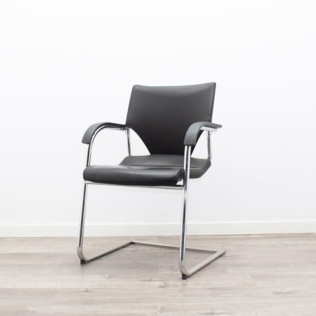 Silla confidente negra base patín con brazos