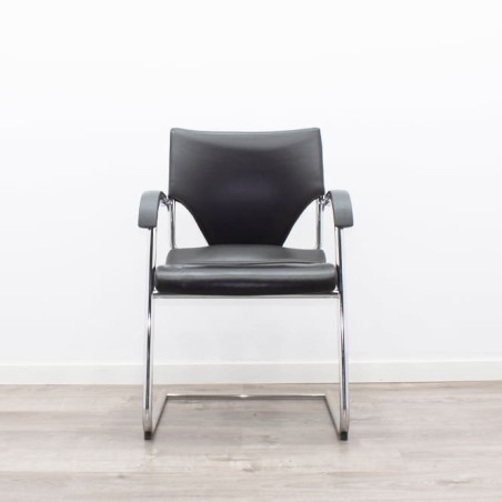 Silla confidente negra base patín con brazos