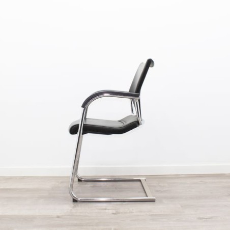 Silla confidente negra base patín con brazos
