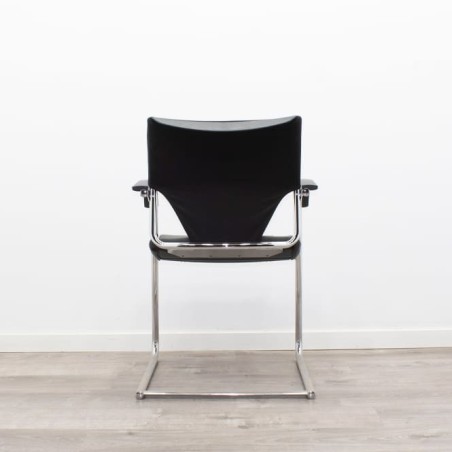 Silla confidente negra base patín con brazos