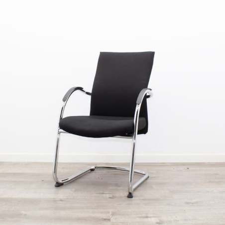 Silla confidente negra base patín con brazos