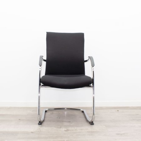Silla confidente negra base patín con brazos