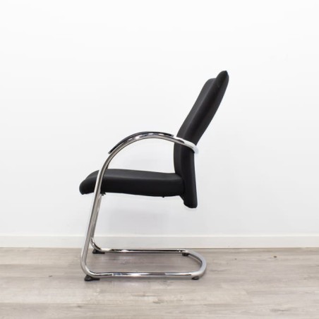 Silla confidente negra base patín con brazos
