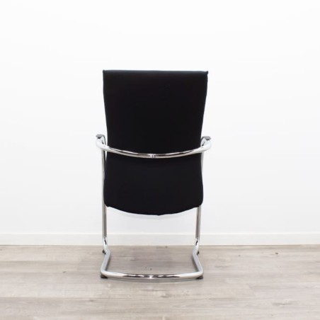 Silla confidente negra base patín con brazos