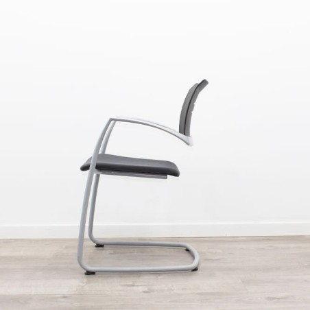 Silla confidente  polipropileno negra base patín con brazos