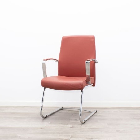 Silla confidente marrón con base patín con brazos