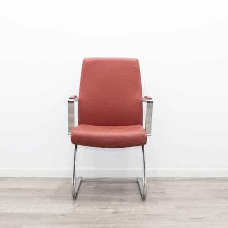 Silla confidente marrón con base patín con brazos