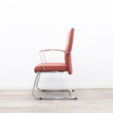 Silla confidente marrón con base patín con brazos