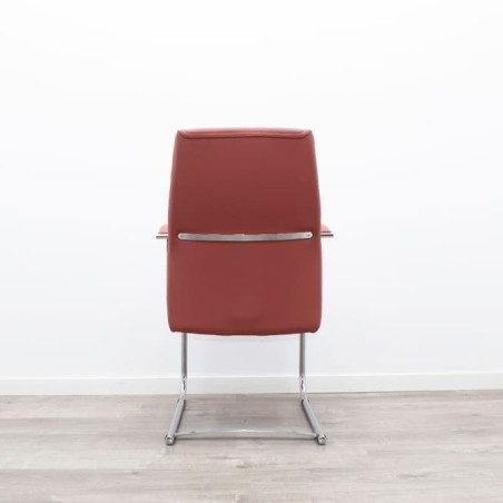 Silla confidente marrón con base patín con brazos