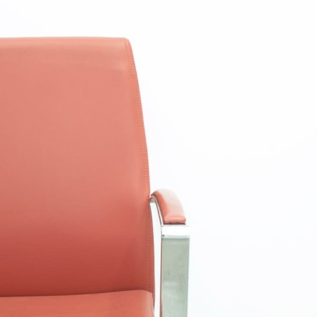Silla confidente marrón con base patín con brazos