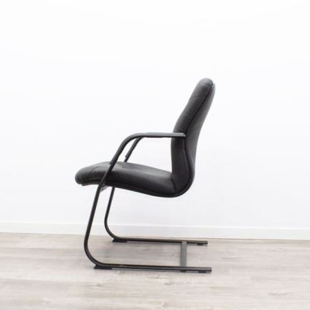 Silla confidente piel negra base patin