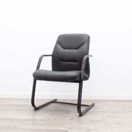 Silla confidente piel negra base patin
