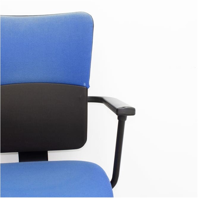 Silla confidente bicolor con base patín y brazos