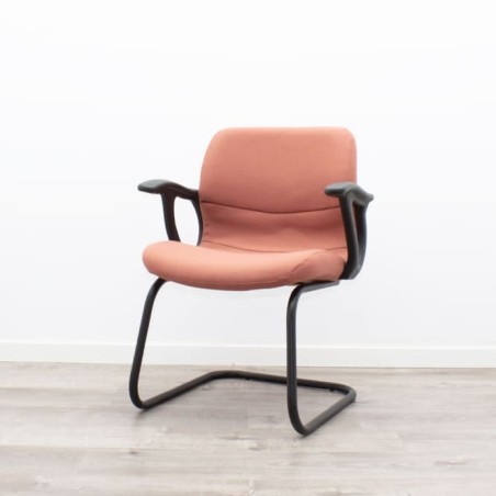 Silla confidente coral con estructura negra