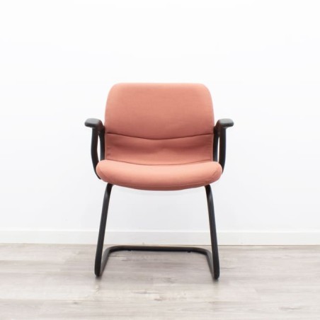 Silla confidente coral con estructura negra