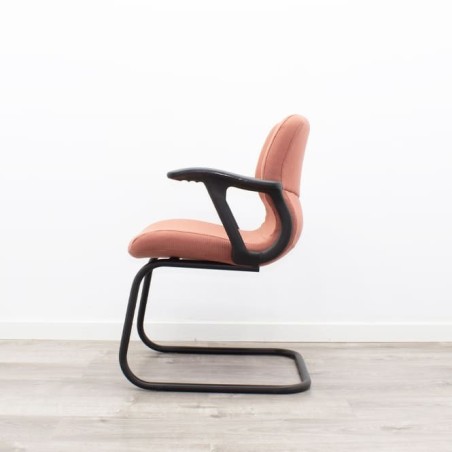 Silla confidente coral con estructura negra