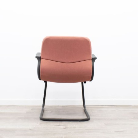 Silla confidente coral con estructura negra
