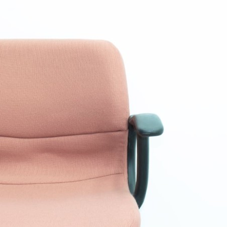Silla confidente coral con estructura negra