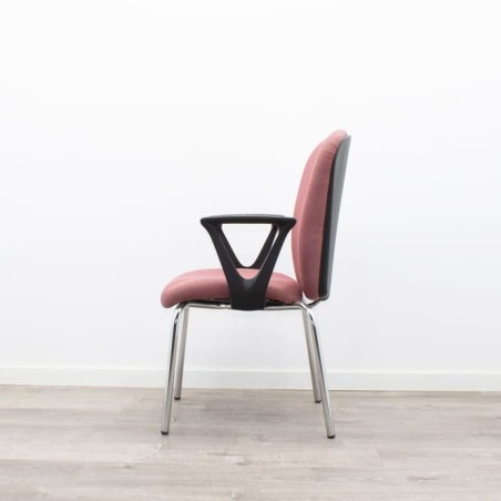 Silla confidente fija en granate y brazos negros