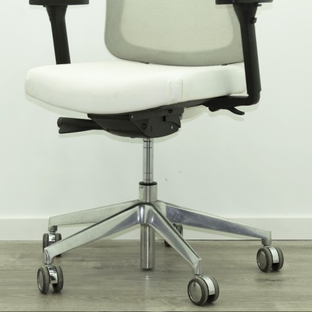 Silla operativa con respaldo malla base metálica